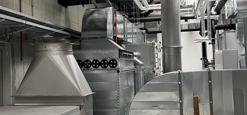 Lüftungszentrale mit Geräten, Kanälen und Rohrleitungen