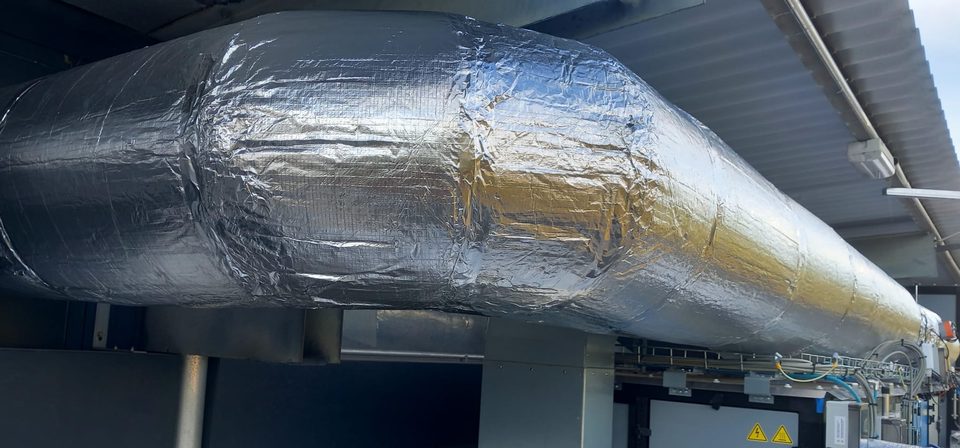 Isolierter Lüftungskanal an einer außen aufgestellten Anlage